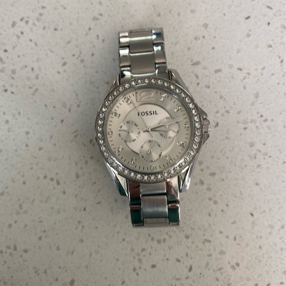 Like new Silver Fossil watch with crystals - Picture 2 of 4